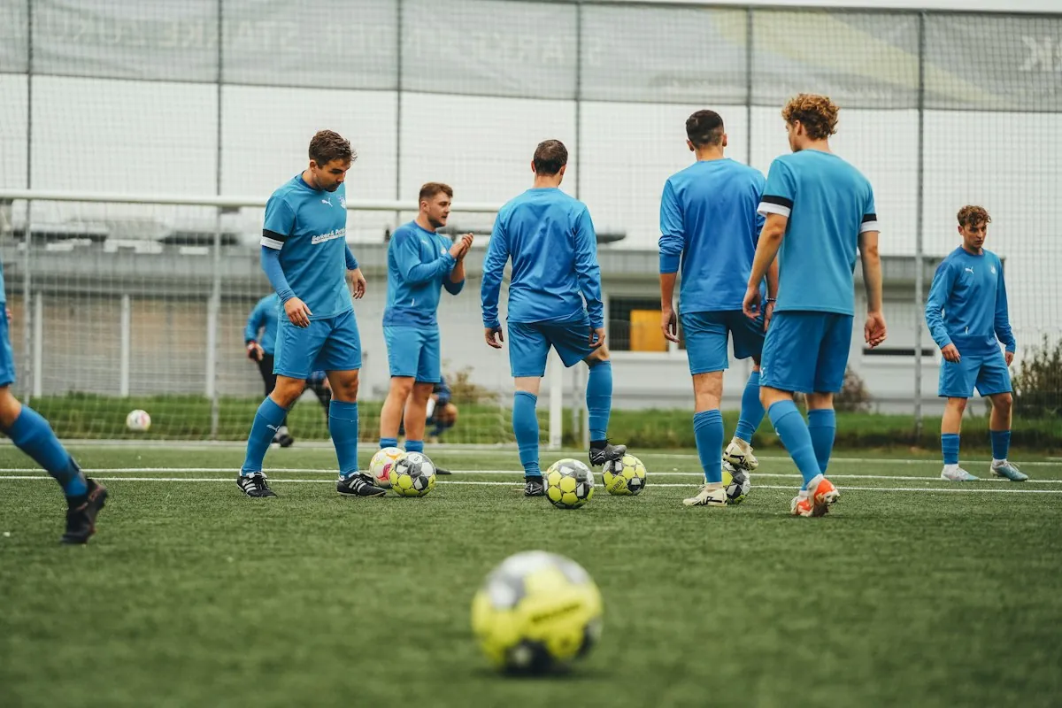 Jóvenes futbolistas en un entrenamiento