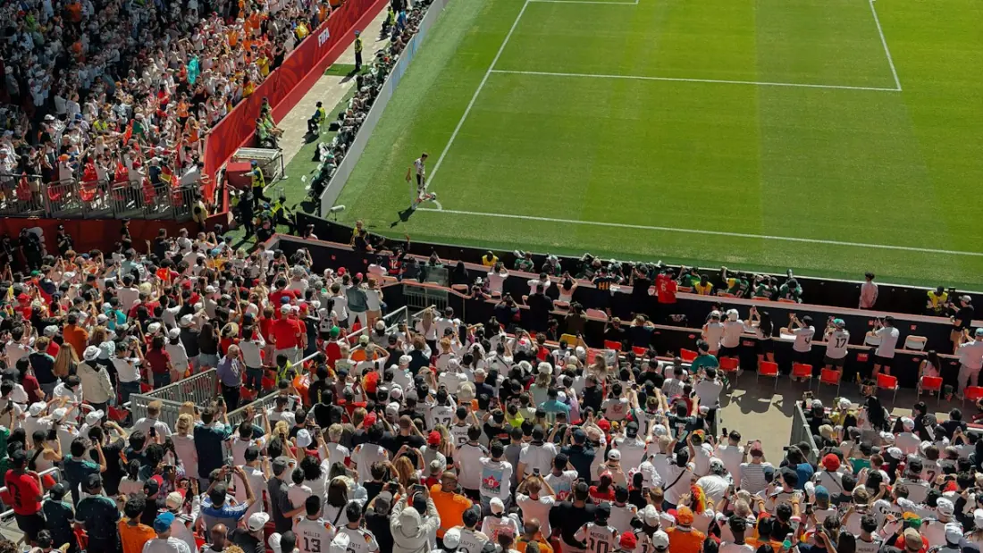 Tribuna llena de aficionados junto al campo