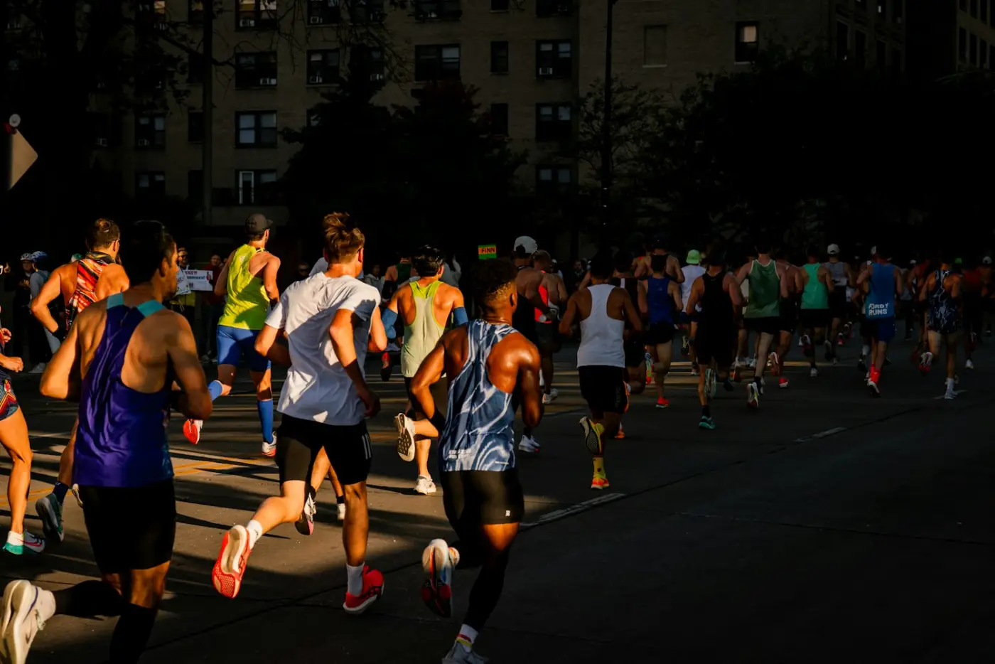 Corredores en un maratón al atardecer