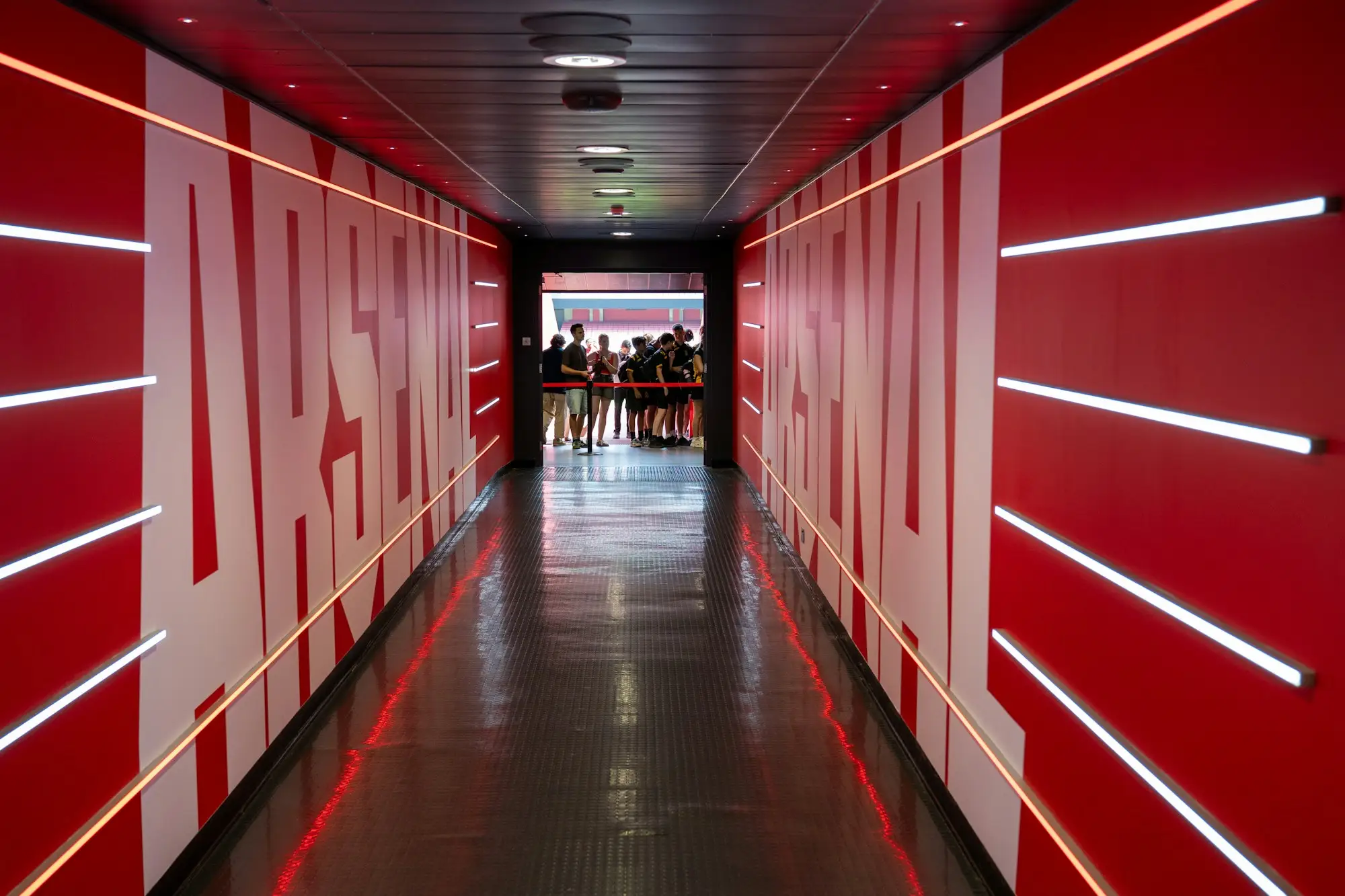 Túnel de salida de los jugadores hacia el campo de un estadio