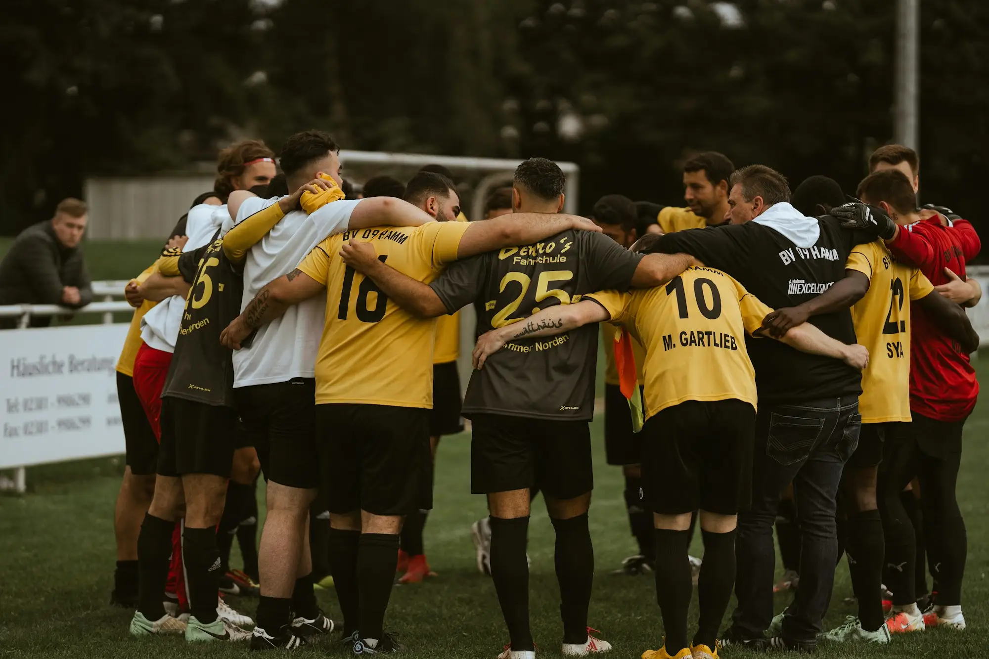Un equipo de futbol reunido en círculo antes de un partido