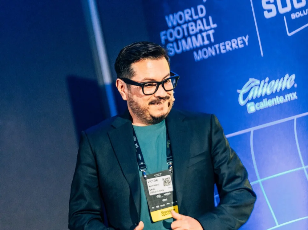 Victor Alvarado en el escenario del World Football Summit Monterrey